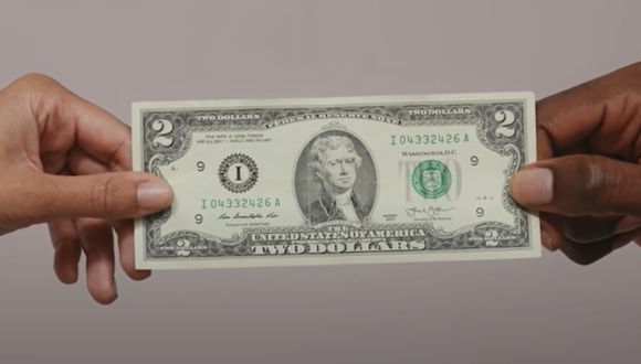 El billete de dos dólares es muy codiciado (Foto: Daniel Martel/YouTube)