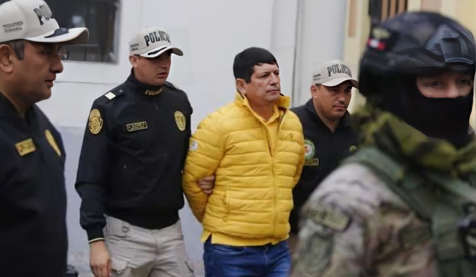 Agustín Lozano fue retirado de su vivienda alrededor de las 6:00 a.m para su traslado a la oficina de Medicina Legal. (Foto: GEC).