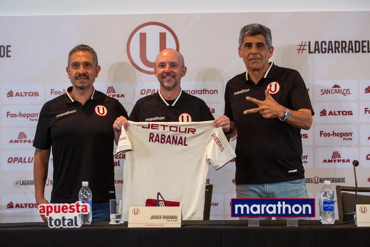 Javier Rabanal junto a Franco Velazco (administrador) y Álvaro Barco (director deportivo). (Foto: Fernando Sangama / @photo.gec)