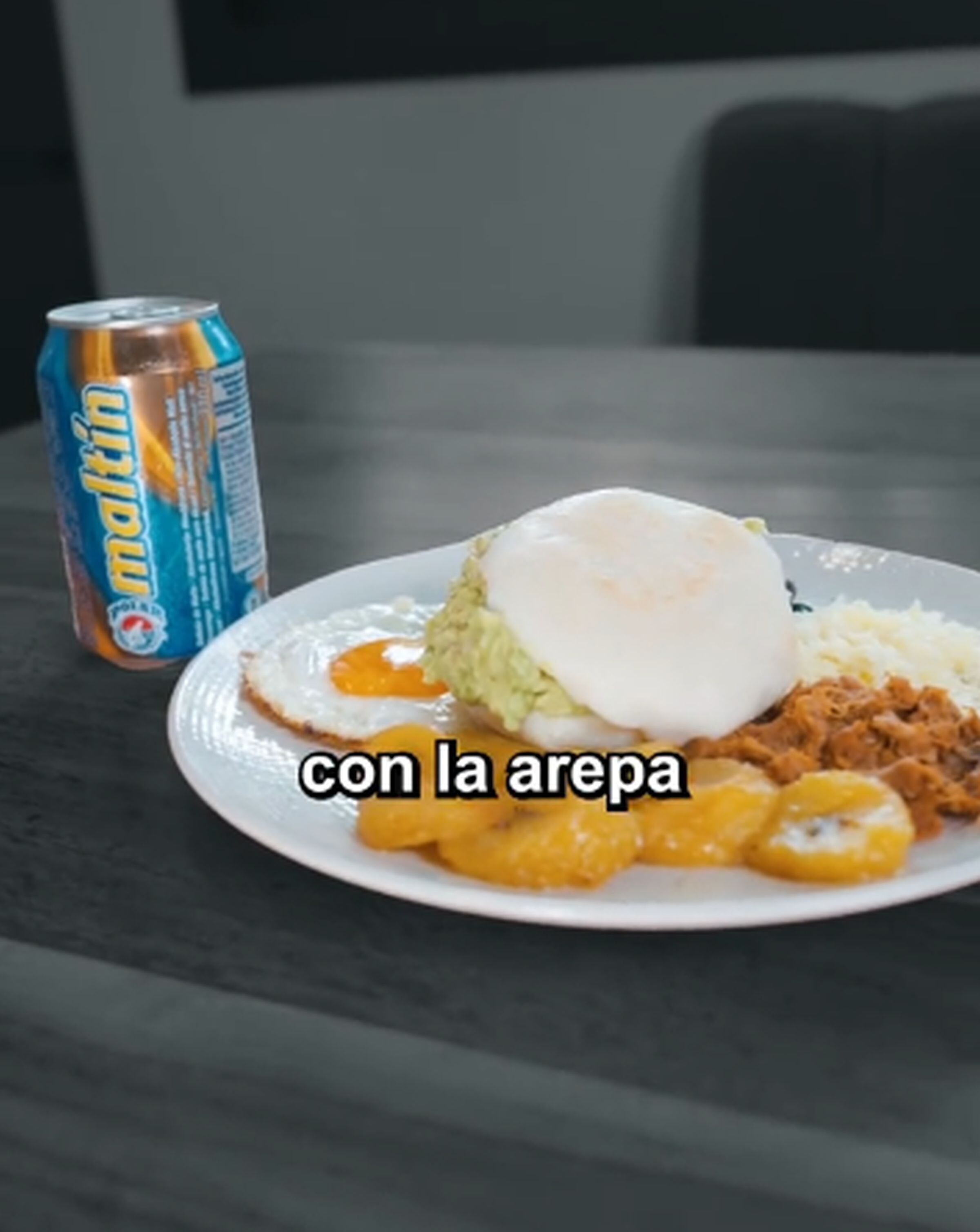 La arepa reina pepiada, el huevo frito, el plátano frito, los frijoles negros, el queso rallado, la carne mechada y el Maltín vienen a ser el desayuno de Venezuela en la final del Mundial de Desayunos de Ibai Llanos. (Foto: @ibaillanos / Instagram)