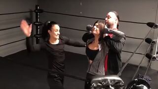 Lo pagó caro: luchadora golpeó a Mia Khalifa por sus insultos contra la WWE [VIDEO]