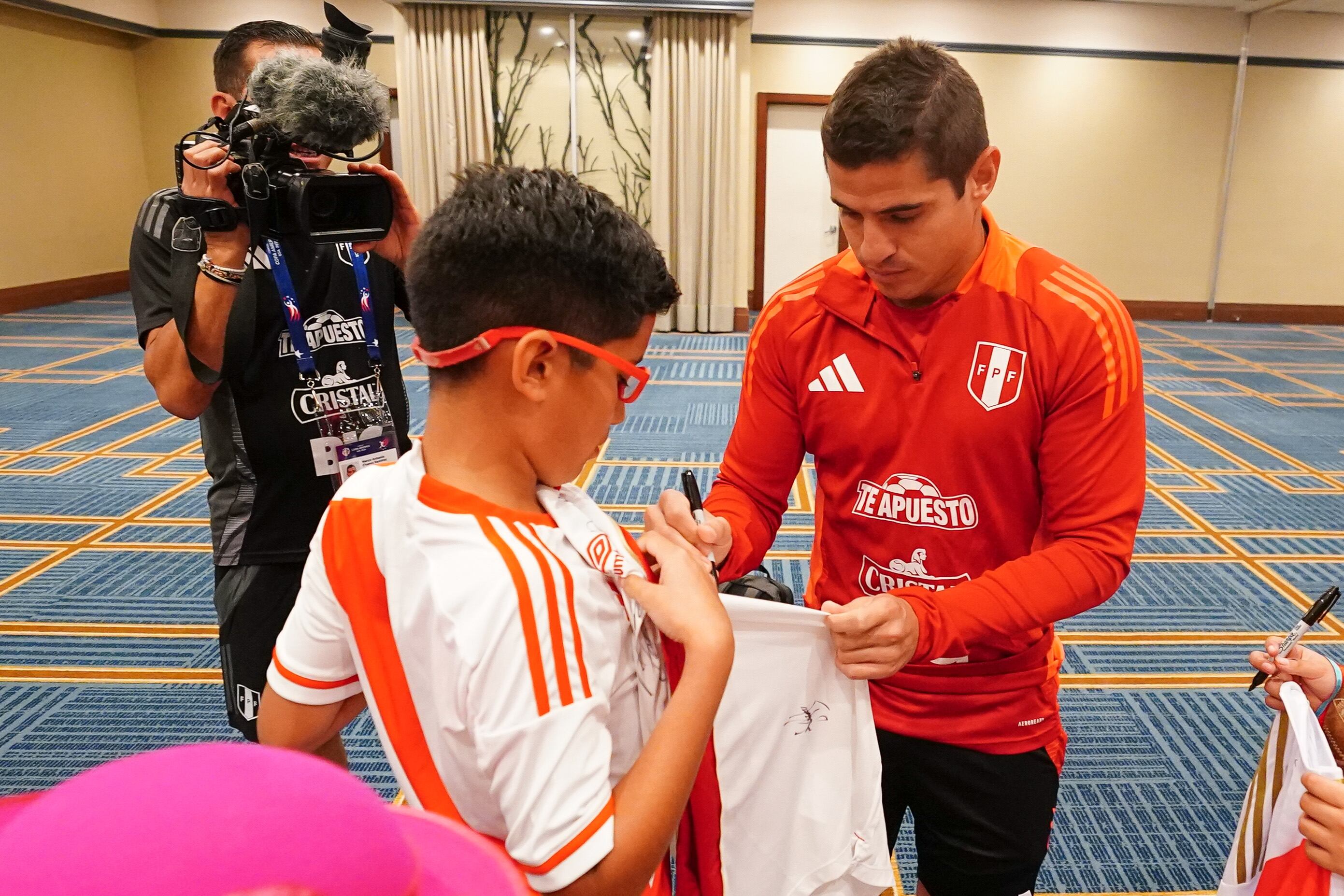 La Bicolor compartió un emotivo momento junto a niños hijos de ciudadanos peruanos nacidos en EE.UU. (Foto: Selección Peruana).