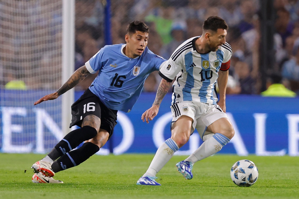 Argentina perdió 2-0 ante Uruguay por la quinta fecha de las Eliminatorias al Mundial 2026. (Foto: EFE)