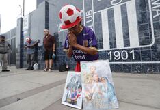 ¡‘Cholo’ eterno! Hinchas esperan el féretro de Hugo Sotil a las afueras del Estadio Alejandro Villanueva