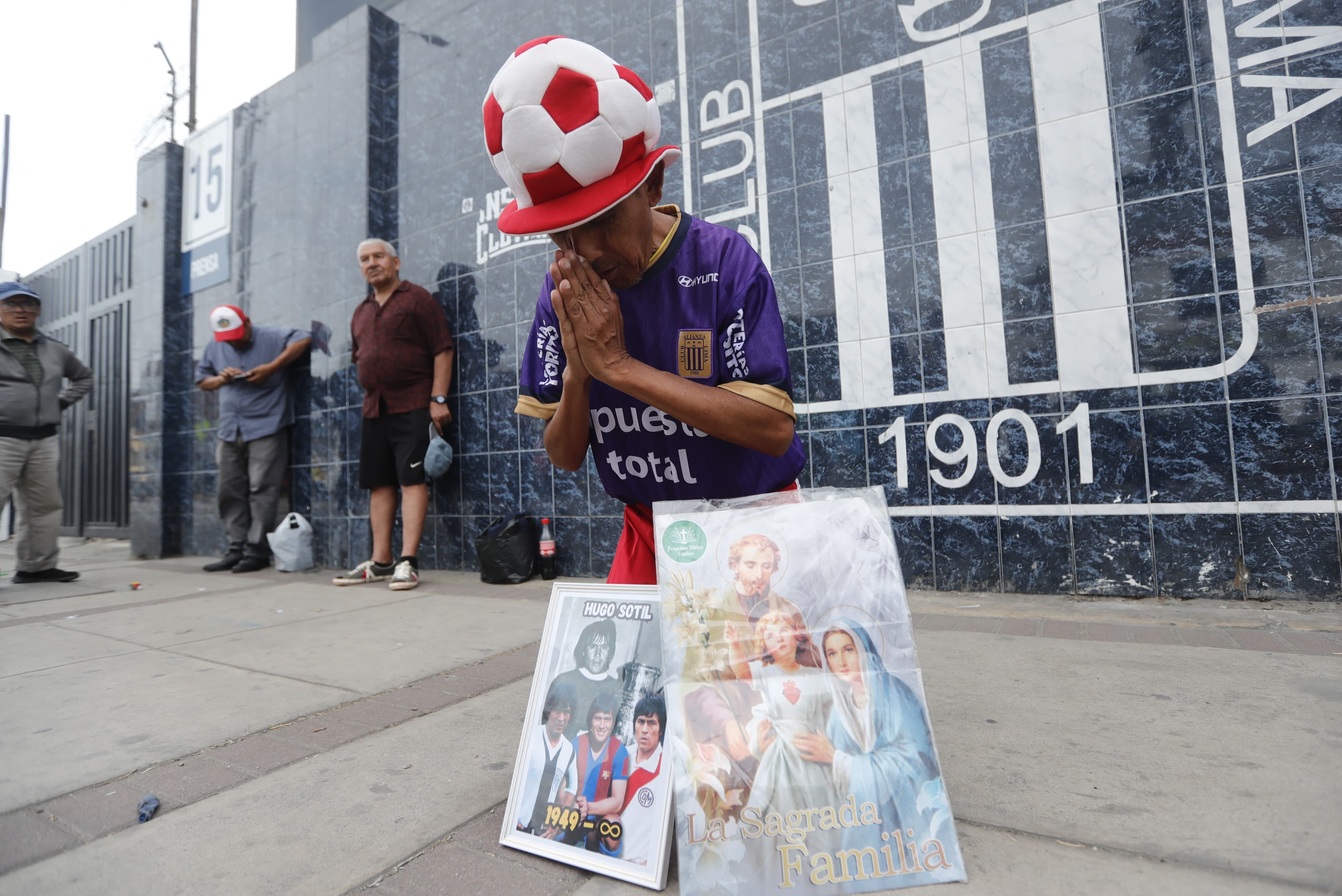 Hinchas de Alianza Lima llegan a los exteriores del Estadio Alejandro Villanueva para recibir el féretro de Hugo Sotil. (Foto: Jesús Saucedo)