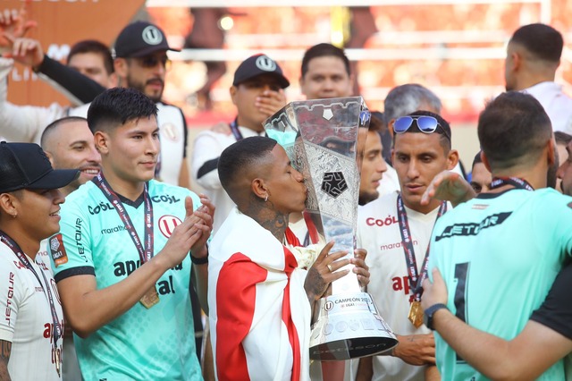 La celebración de Universitario en el Estadio Monumental. (Foto: Leonardo Fernández / GEC)