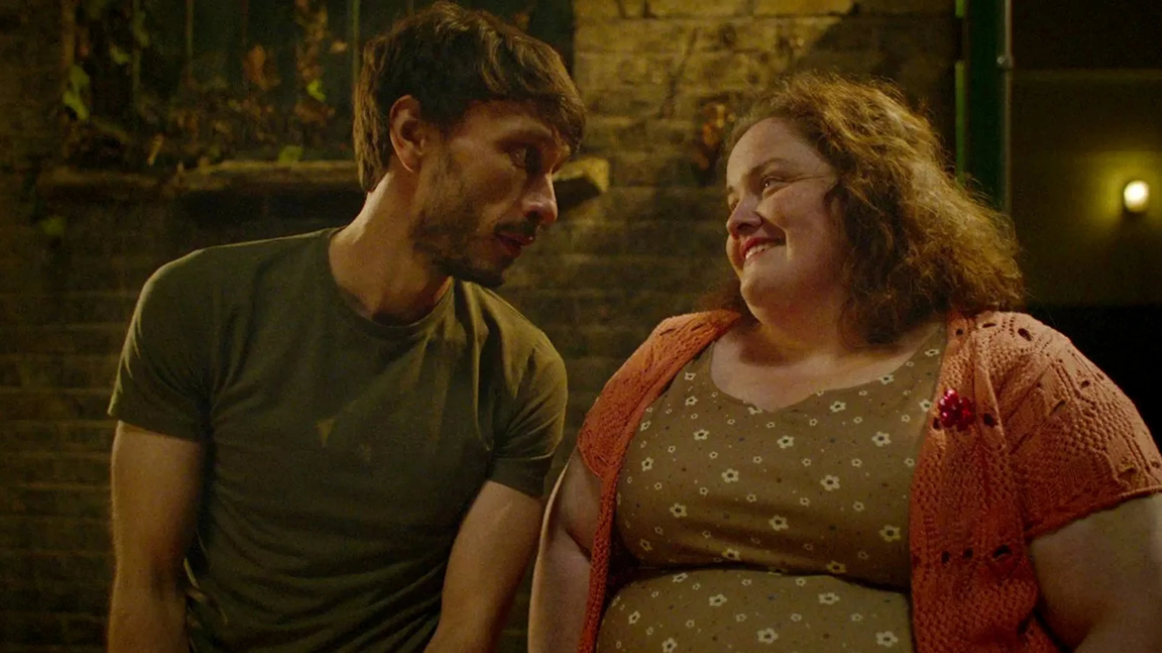 Richard Gadd como Donny y Jessica Gunning como Martha en una escena de la serie "Bebé reno" (Foto: Netflix)