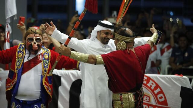 Un qatarí flameando nuestros colores: el banderazo de los hinchas de la Selección Peruana en Doha