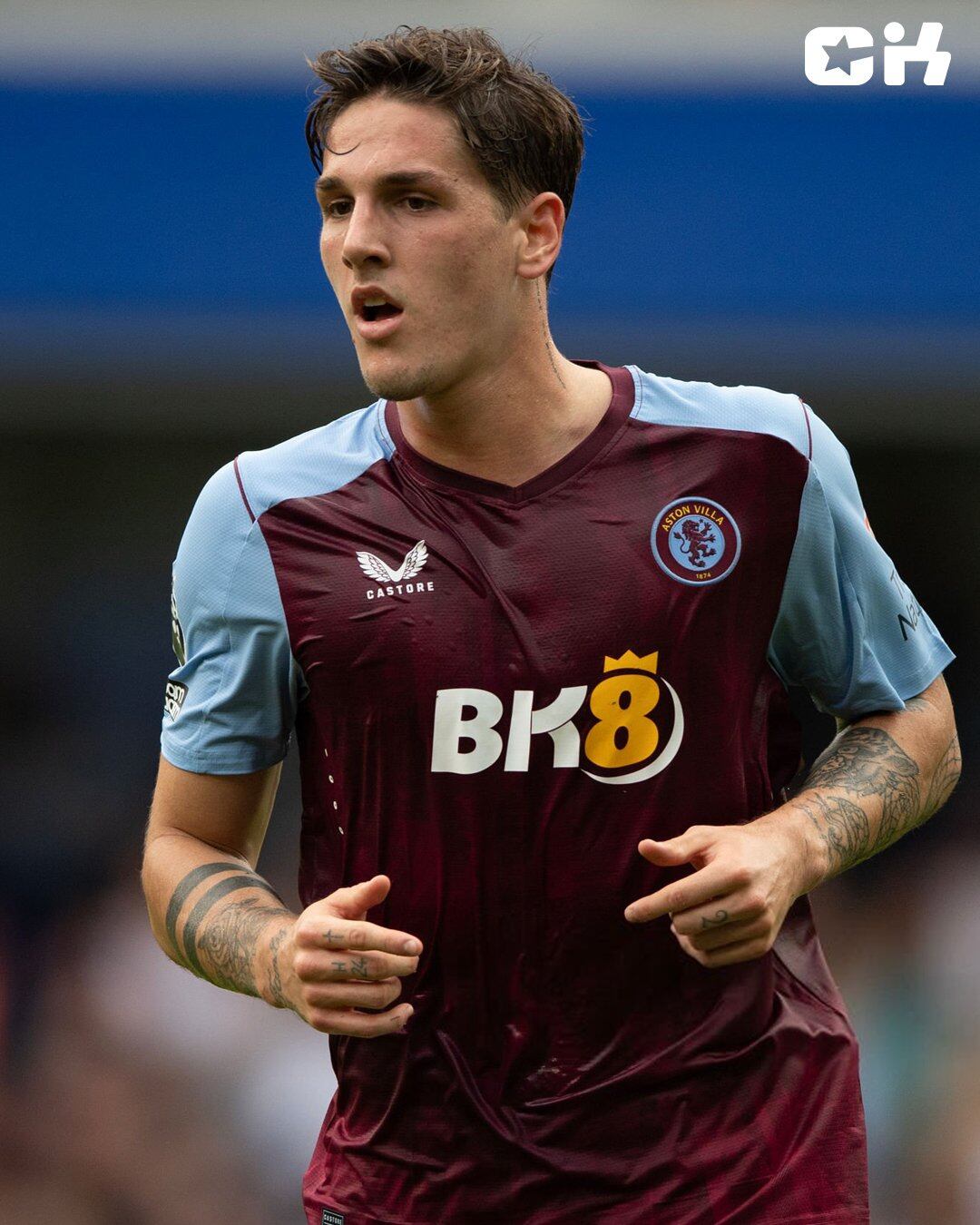 La camiseta del Aston Villa, visiblemente empapada.