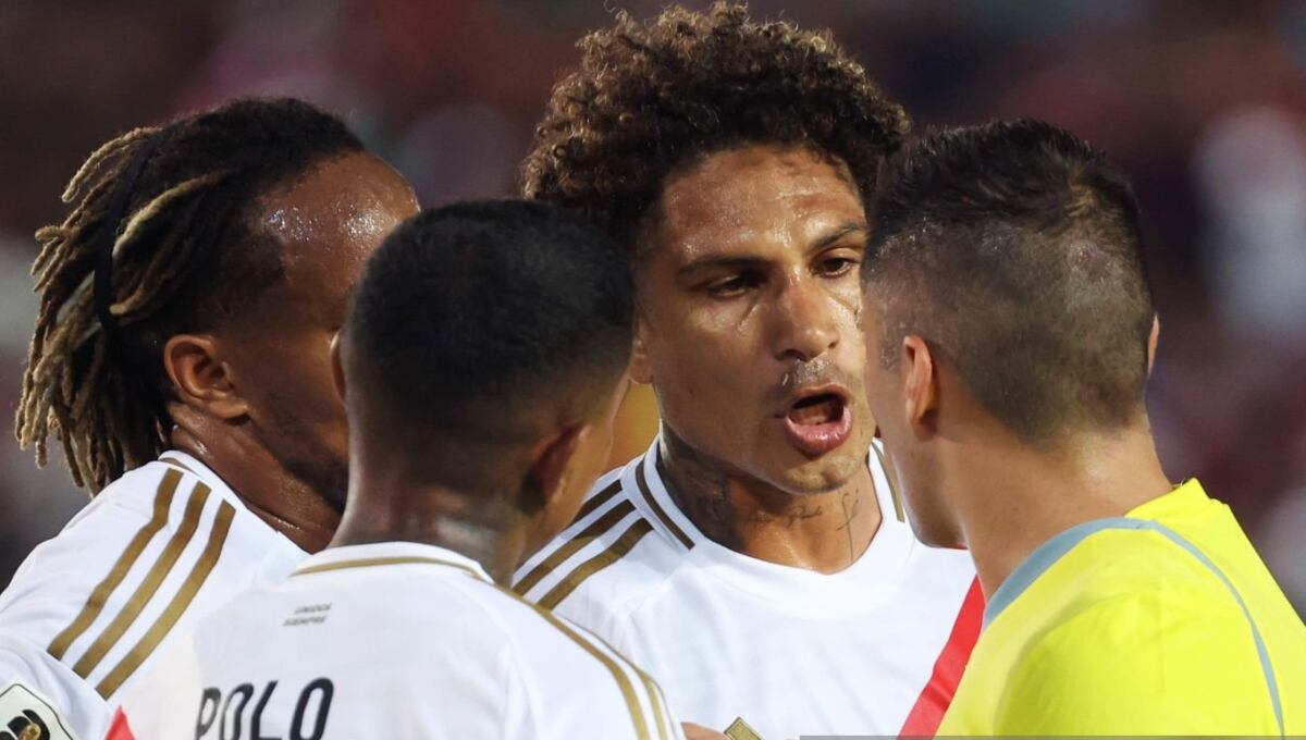 Paolo Guerrero fue duro con las decisiones del árbitro Cristian Garay. (Foto: Getty Images)