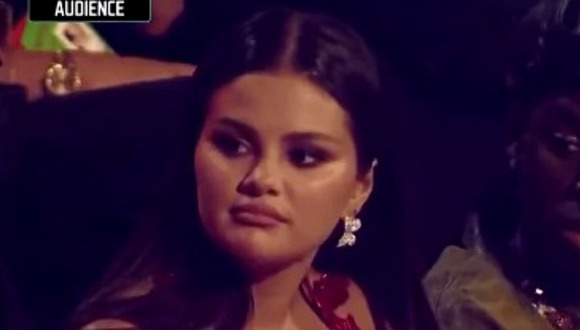 El gesto de Selena Gomez durante la ceremonia de los VMAs que se volvió viral en las redes sociales. (Foto: MTV)