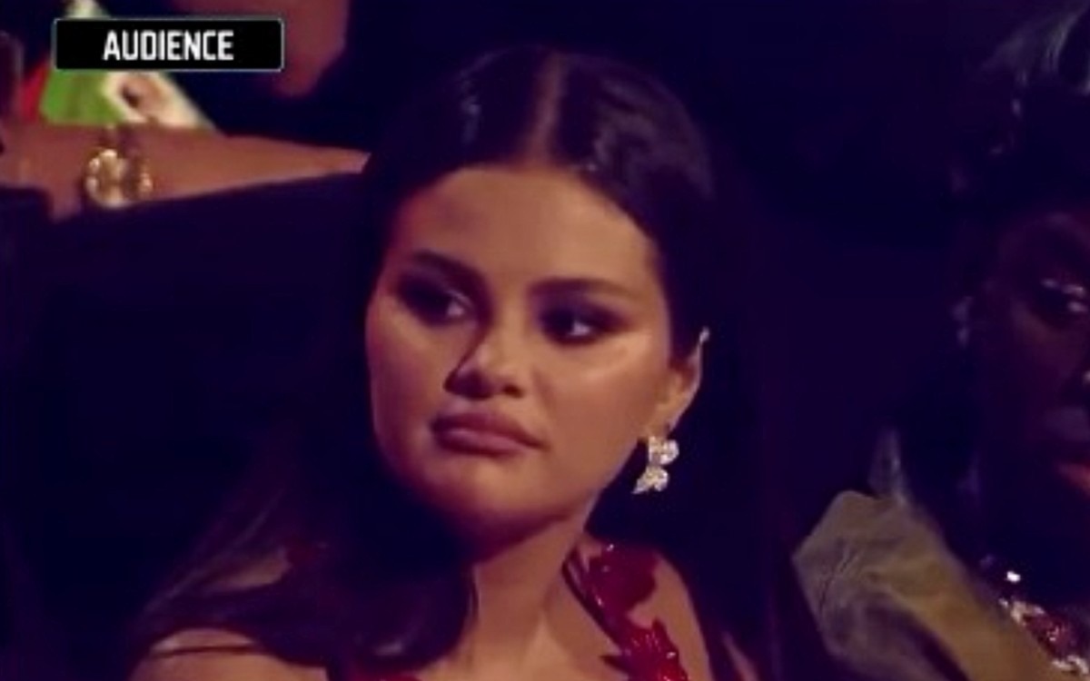 El gesto de Selena Gomez durante la ceremonia de los VMAs que se volvió viral en las redes sociales. (Foto: MTV)