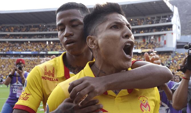 Raúl Ruidíaz y Andy Polo jugaron juntos en el Monarca Morelia de México en el 2017. (Foto: Difusión)