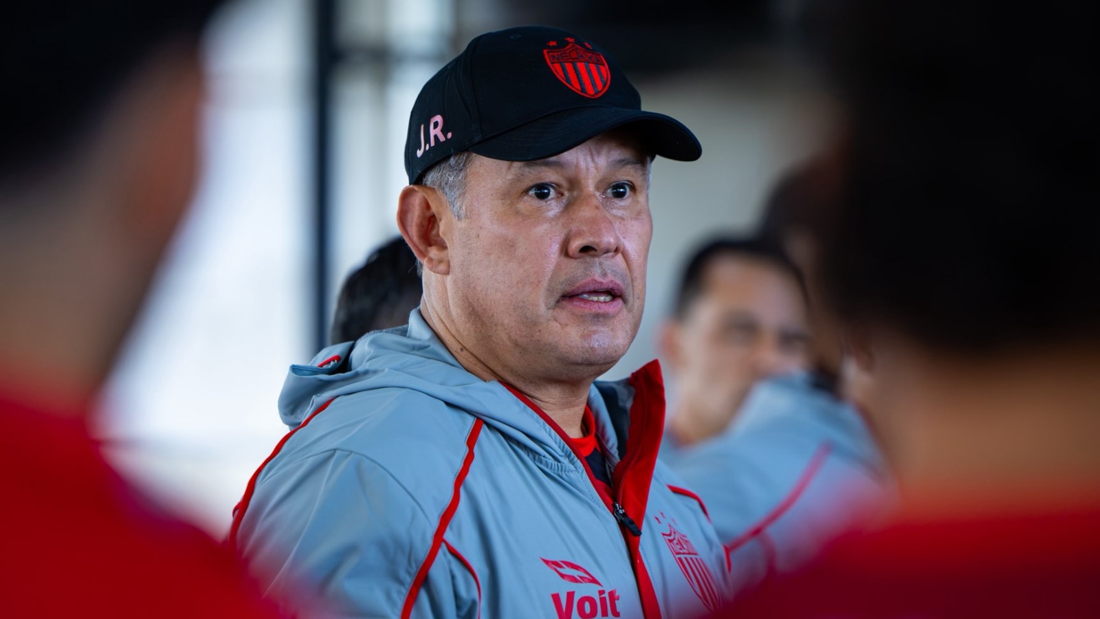 No levanta la cabeza: Juan Reynoso sumó su segunda derrota consecutiva en la Liga MX. (Foto: Necaxa)