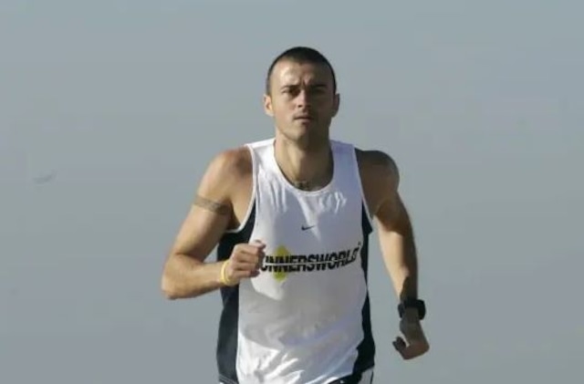 Luis Enrique, exfutbolista y exitoso entrenador, se ha destacado en el running, completando la maratón de Florencia en 2007 con un impresionante tiempo de 2:57:58 segundos. También ha completado varias pruebas Ironman. (Foto: Runners)