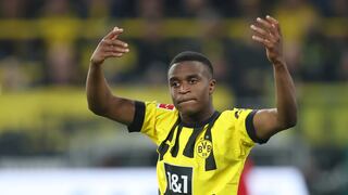 Sin opción de salida a Barcelona: Moukoko renovó con Borussia Dortmund