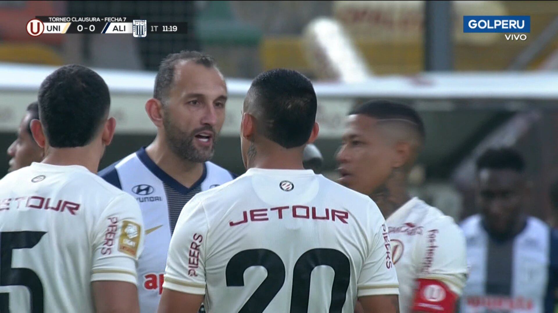 Barcos y Valera fueron amonestados en el clásico. (Foto: Captura)