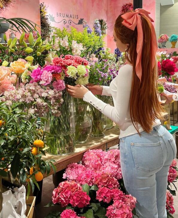 También es amante de las flores (Foto: Alexa Dellanos / Instagram)