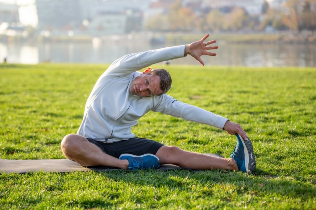 Estirar, dormir, recuperarse y fortalecer el cuerpo son hábitos que muchas veces pasan desapercibidos, pero sostienen el rendimiento a largo plazo. (Foto: Adidas Runtastic)
