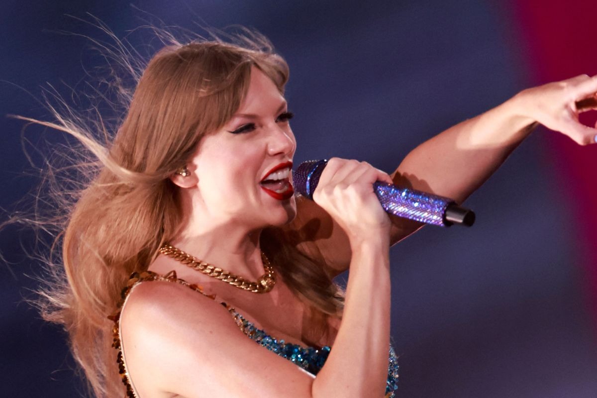 Taylor Swift se destaca como una cantante estadounidense cuyos éxitos incluyen canciones reconocidas como "You Belong With Me" (Foto: AFP)