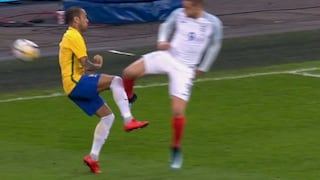 Eso sí duele: Dani Alves víctima de dolorosa entrada en el Brasil-Inglaterra