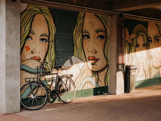 "Tenemos que conseguir que las mujeres no se disculpen. Es hora de hacernos dueñas de nuestro éxito". - Tori Burch. | Crédito: Foto de Maria Teneva en Unsplash / Composición Depor