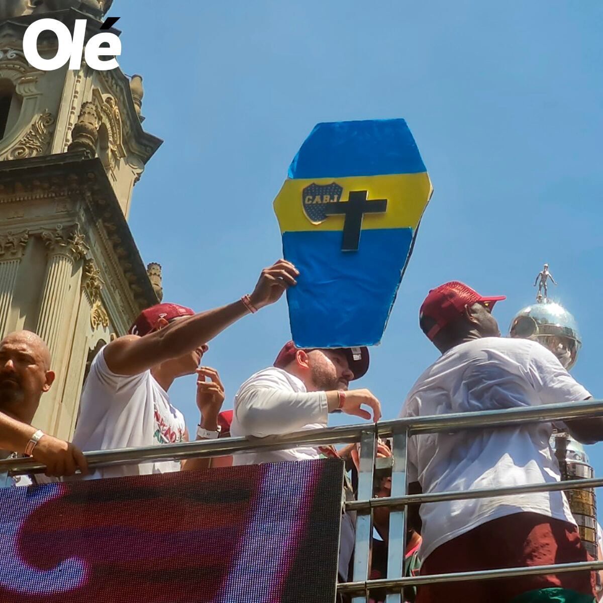 Fluminense celebró cargando un cajón de Boca Juniors. (Foto: Olé)