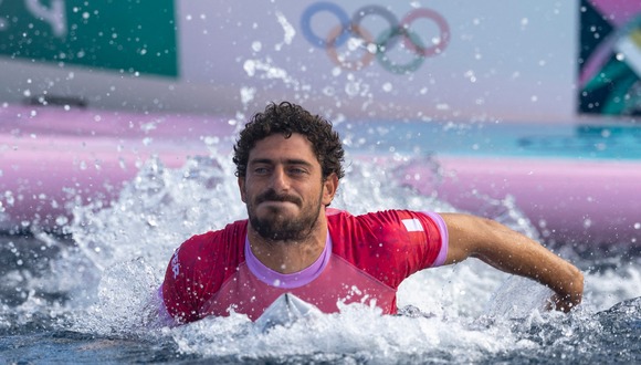 Alonso Correa cayó ante Kauli Vaast en semifinales de Surf por Juegos Olímpicos. (Foto: AFP)