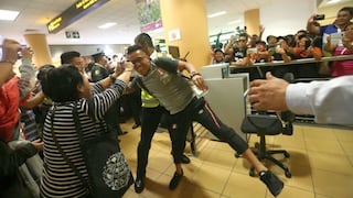 Hinchas burlan seguridad en el aeropuerto para despedir a la Selección Peruana