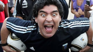 Diego Maradona empezó el 2016 con foto 'hot' al lado de su pareja Rocío Oliva