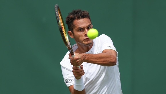 Juan Pablo Varillas tuvo un complicado debut en Wimbledon. (Foto EFE)