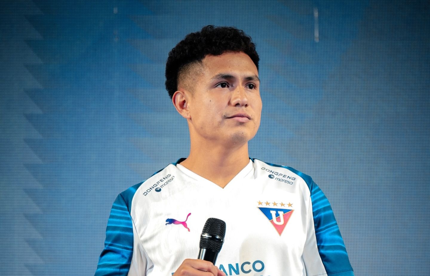 El ‘Pitbull’ tuvo su primer contacto con los hinchas albos en el estadio Rodrigo Paz Delgado de Quito. Destacó que su mayior virtud es el carácter dentro y fuera del terreno de juego.