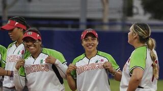 Stefanía Aradillas, integrante del equipo de sóftbol mexicano, muestra que tiene todos sus uniformes