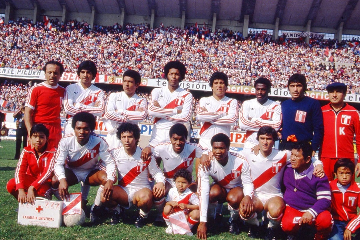 El equipo titular de la selección que nos clasificó al Mundial de España 82, lo integraban: Ramón Quiroga, Jaime Duarte, Héctor Chumpitaz, Rubén Díaz, Roberto Rojas, José Velásquez, César Cueto, Julio César Uribe, Gerónimo Barbadillo, Guillermo La Rosa y Juan Carlos Oblitas. (Foto GEC Archivo Histórico)