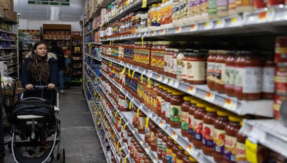 Con la tarjeta de alimentos SNAP pueden hacer compras en supermercados (Foto: Yuki Iwamura / AFP)