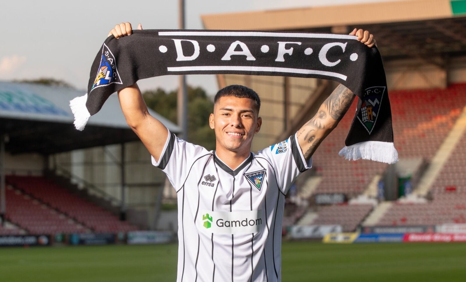 Jefferson Cáceres fue presentado en Dunfermline de Escocia. (Foto: DAFC)