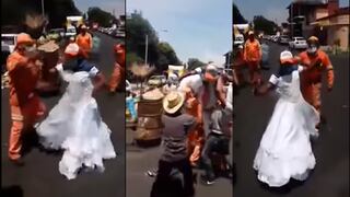 Trabajadores de limpieza encuentran un vestido y se pusieron a bailar un vals en plena calle