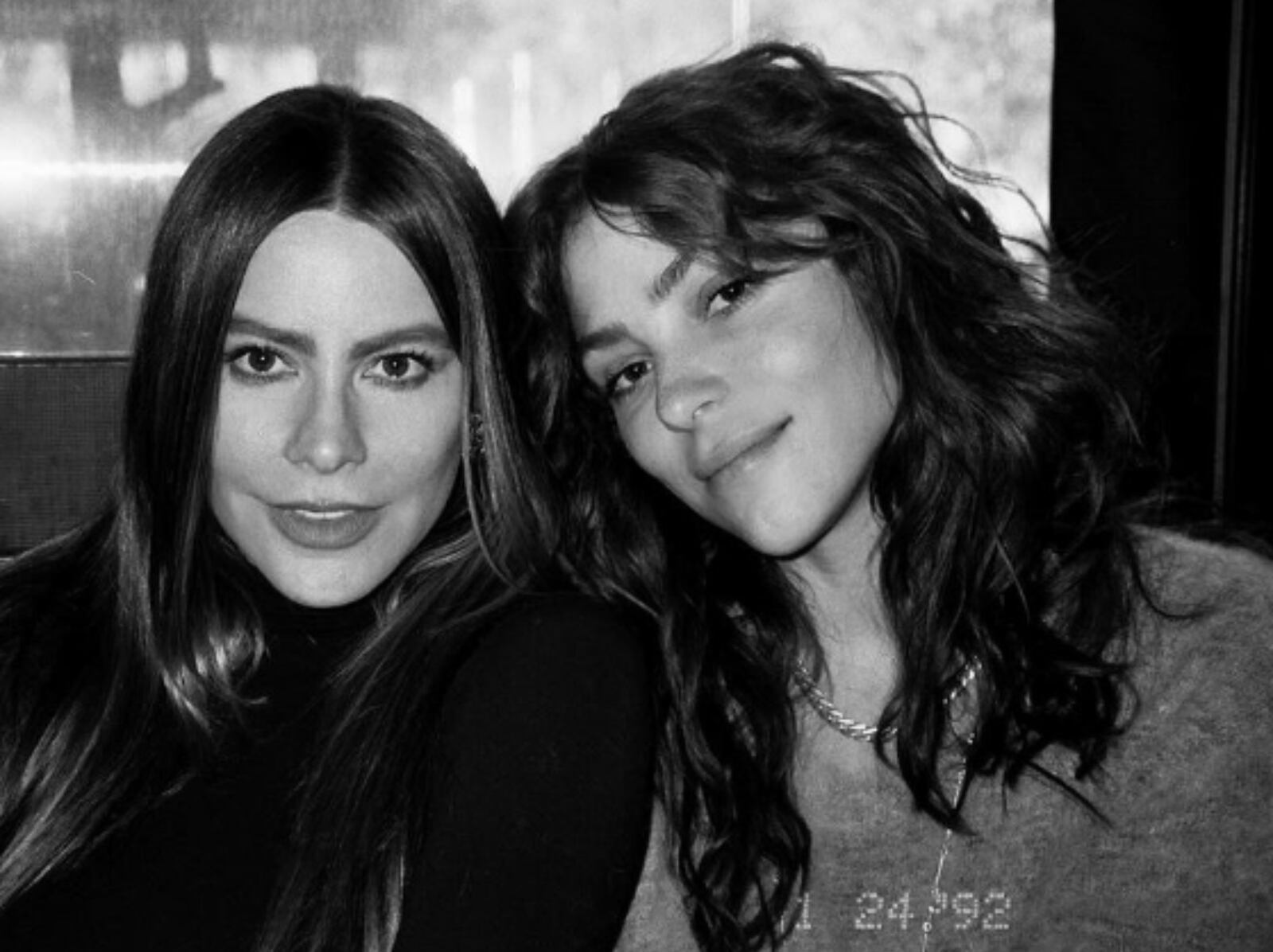 Paulina y Sofía Vergara posa juntas en una fotografía en blanco y negro para las redes sociales, después de rodar juntas la serie "Griselda" de Netflix (Foto: Paulina Dávila / Instagram)