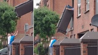 Hombres aplican singular truco para sacar un sofá por el balcón de una casa