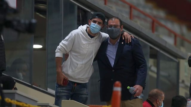 El ‘León’ dijo presente: Carlos Zambrano llegó al Estadio Nacional para alentar a sus compañeros