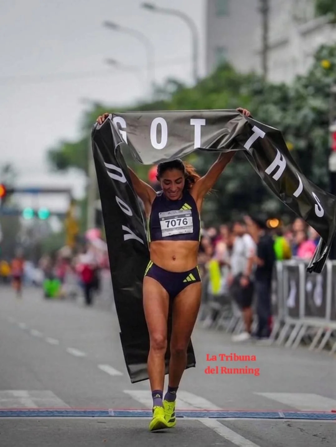 La olímpica peruana Thalía Valdivia celebra su victoria en los 21 kilómetros de la Maratón adidas Rímac Lima 42K 2026. (Foto: La Tribuna del Running)