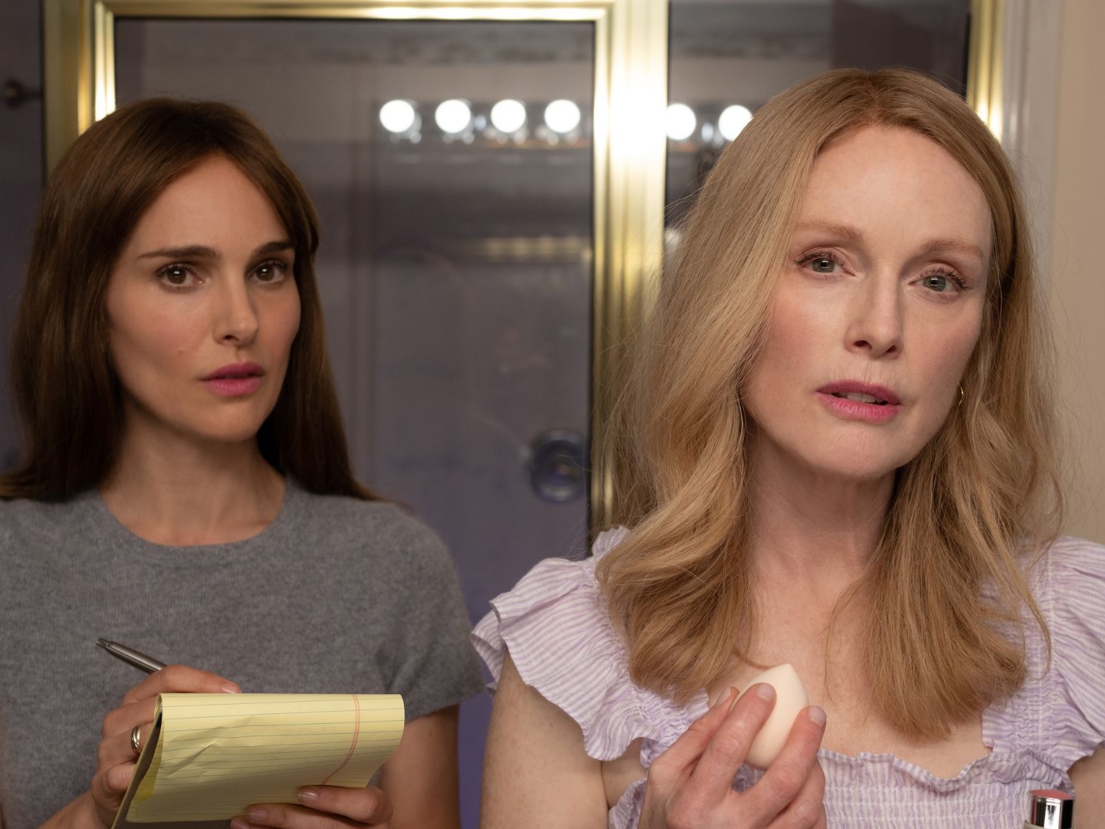 Natalie Portman y Julianne Moore en una escena de “May December” (Foto: Netflix)