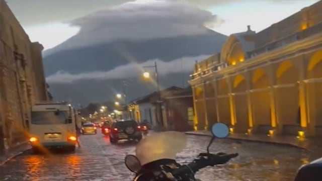 El aterrador momento de un volcán en Guatemala expulsando rayos desde su cráter