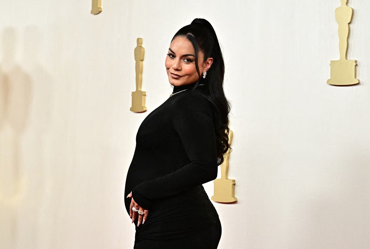Vanessa Hudgens revela su embarazo en la alfombra roja de los Premios Óscars 2024 (Foto: AFP)