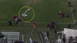 ¡Insólito! Hincha derribó un dron con un rollo de papel en partido de Ascenso argentino [VIDEO]