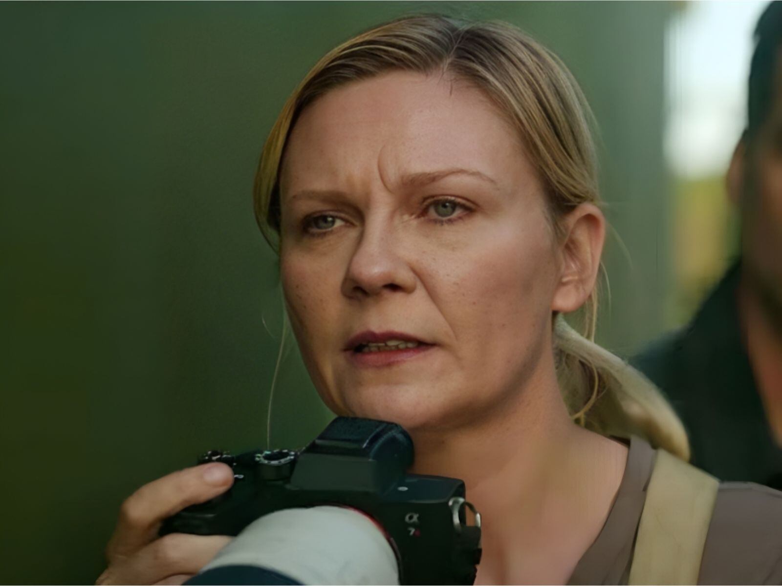 Kirsten Dunst en una escena de "Civil War", película de Alex Garland que muestra a Estados Unidos en caos (Foto: A24)