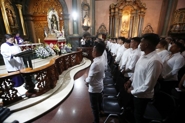 Plantel de Alianza Lima visitó el templo de Las Nazarenas, como parte de la tradición religiosa que tiene el club por el Señor de los Milagros. (Foto: jorge.cerdan/@photo.gec)
