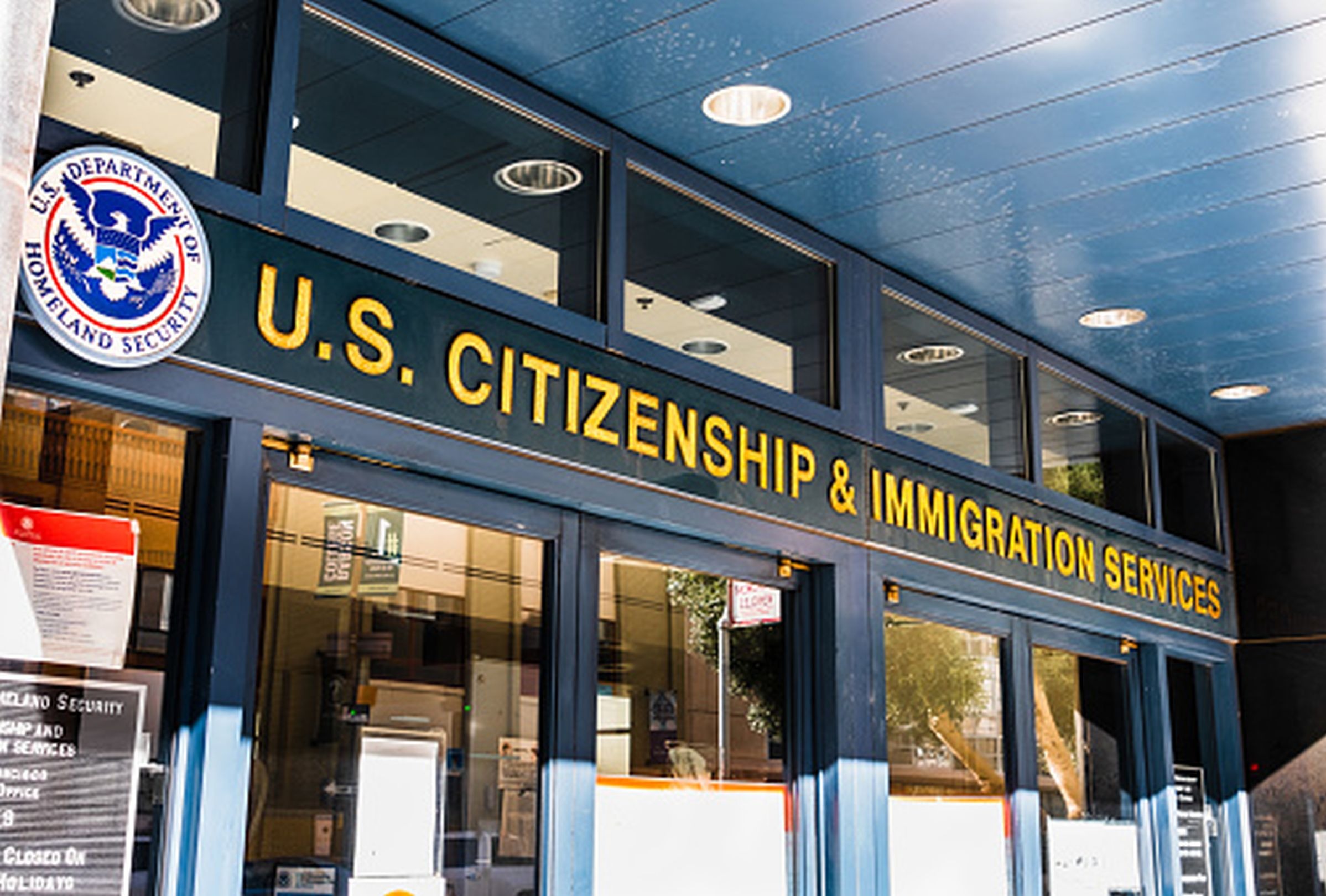 El descuido que podría costarte la ciudadanía estadounidense si te ausentas más de 6 meses, según USCIS. (Foto: Getty Images)