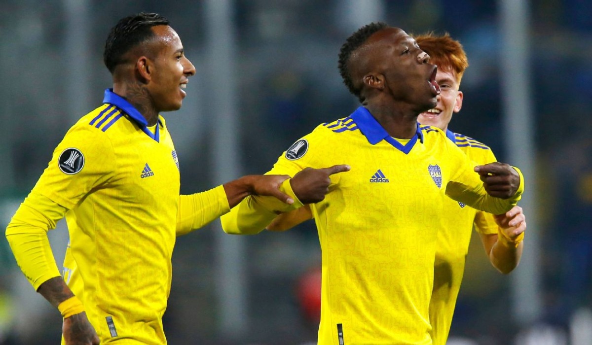 Sebastián Villa y Luis Advíncula son compañeros en Boca. (Foto: Getty Images)