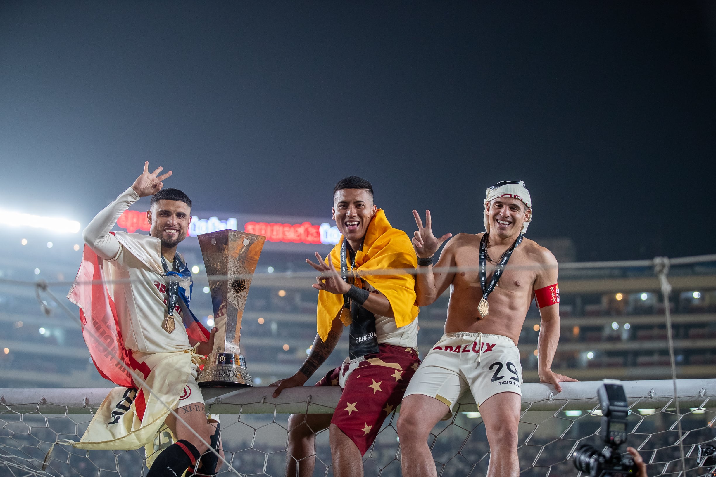 Con Aldo Corzo como capitán, el plantel campeón festeja en la cancha del Monumental, tras asegurar el tercer título consecutivo de Universitario. (Foto: Fernando Sangama / @photo.gec)